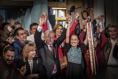 López Obrador entrega el bastón de mando a Claudia Sheinbaum, el 7 de septiembre en Ciudad de México.