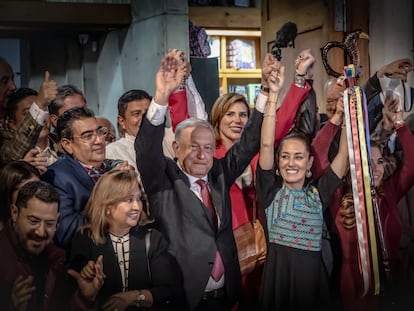 López Obrador entrega el bastón de mando a Claudia Sheinbaum, el 7 de septiembre en Ciudad de México.