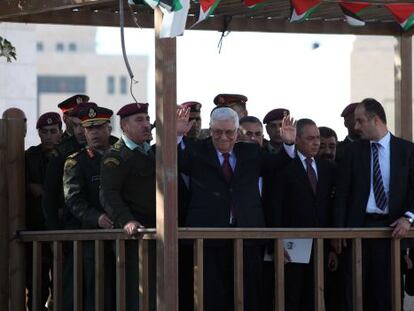 El presidente palestino, Mahmud Abbas, saluda a la multitud congregada en Ramala (Cisjordania) para recibirle a su llegada.