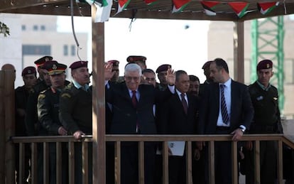 El presidente palestino, Mahmud Abbas, saluda a la multitud congregada en Ramala (Cisjordania) para recibirle a su llegada.