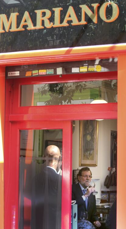 El presidente del Gobierno, Mariano Rajoy, tomando un vino (en otras imágenes bebe cerveza, junto a Cospedal) en el bar Mariano de Madrid, típica tasca cercana al Congreso de los Diputados, en septiembre de 2015.