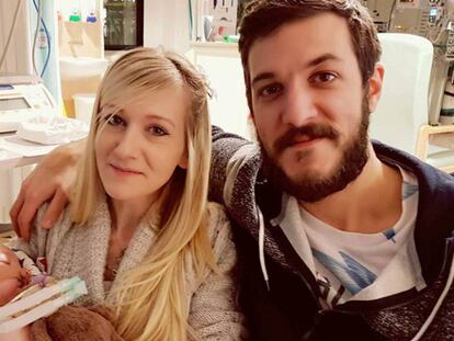 Los padres de Charlie Gard con el pequeño en el hospital, en una imagen que aparece en su página 'web'.