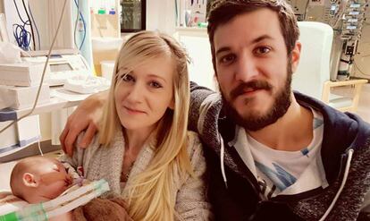 Los padres de Charlie Gard con el pequeño en el hospital, en una imagen que aparece en su página 'web'.