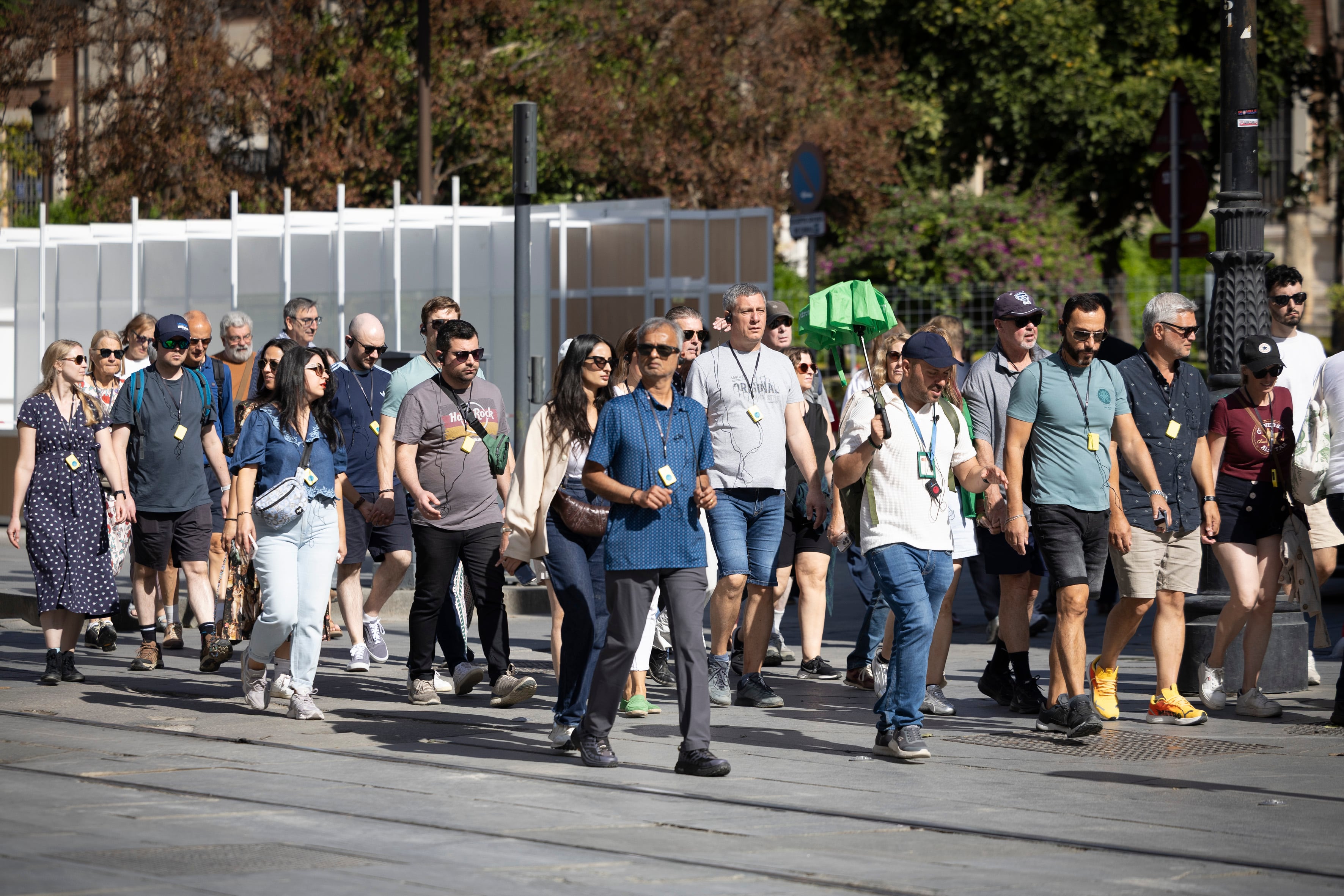 Un grupo de turistas, este jueves por el centro de Sevilla.