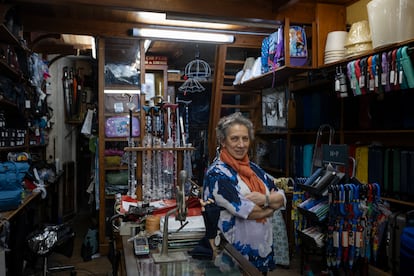 Cristina Tojo, actual propietaria de Comercial Julio Tojo, en la Rúa Caldeirería, en Santiago de Compostela (Galicia).