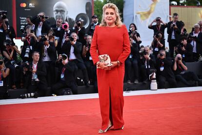 Catherine Deneuve acudió al festival para recoger el León de Oro honorífico por toda su carrera. Para la ocasión escogió un sobrio y elegante vestido rojo de manga larga de Saint Laurent que acompañó con joyas de Cartier: pendientes y dos pulseras Panthère.