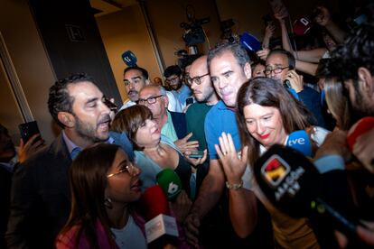 Leire Díez y Víctor de Aldama (a la izquierda), este miércoles en un hotel de Madrid.