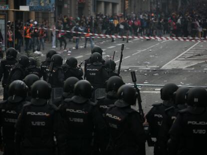 Enfrentamiento entre manifestantes y policías, el 18 de octubre de 2019, en el centro de Barcelona.