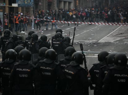 Enfrentamiento entre manifestantes y policías, el 18 de octubre de 2019, en el centro de Barcelona.