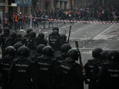 Enfrentamiento entre manifestantes y policías, el 18 de octubre de 2019, en el centro de Barcelona.