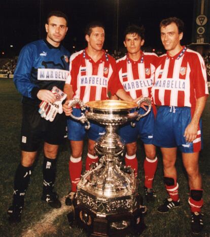 Molina y Simeone, junto a Toni y Pantic, con el trofeo Carranza.