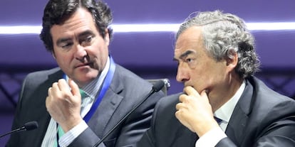 El presidente de CEOE, Juan Rosell, y su futuro sucesor, Antonio Garamendi.