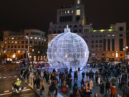 Vista de la confluencia de las calles Gran Vía y Alcalá, en Madrid, minutos después del encendido del alumbrado navideño del año pasado, el 24 de noviembre, por parte de Lucio Blazquez  en un acto celebrado en la plaza de España,