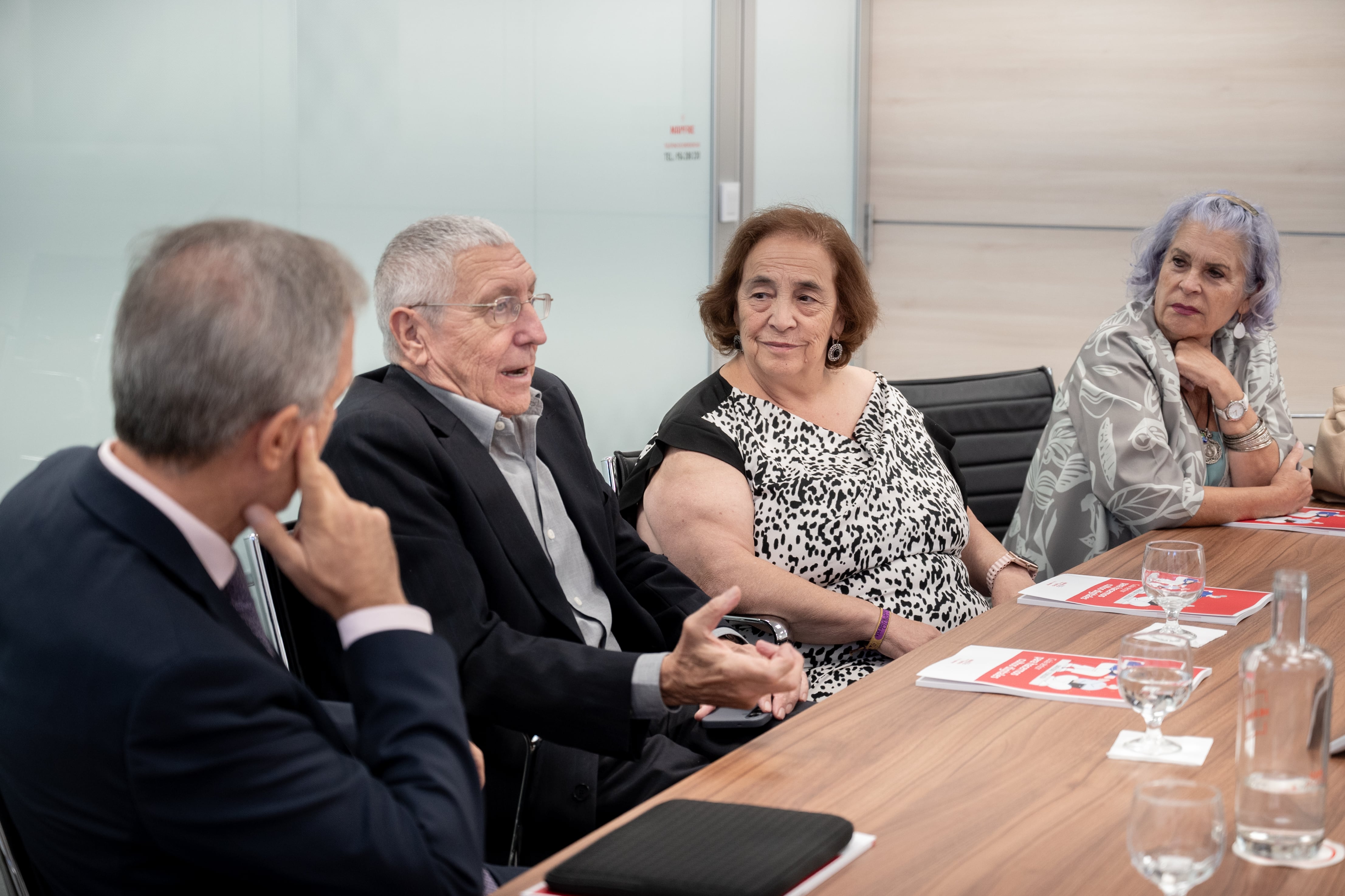 Juan Fernández Palacios, presidente del Centro de Investigación Ageingnomics, Carlos Pérez, fundador de SeniorTic, Mariana Gómez y Flora López charlan sobre nuevas tecnologías.
foto de Maya Balanya