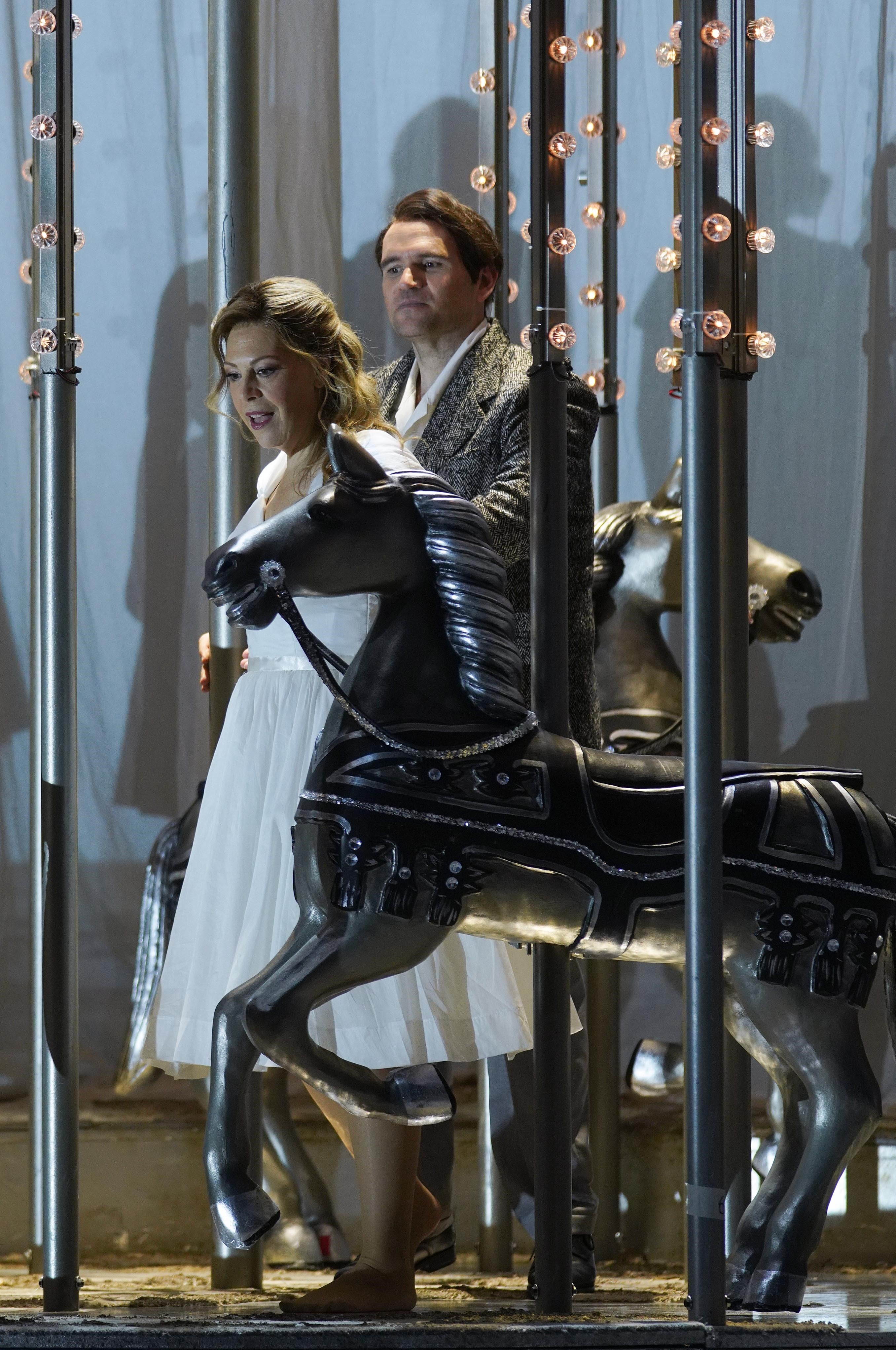 La soprano Sondra Radvanovsky y el tenor Michael Fabiano en una escena de ‘Manon Lescaut’.