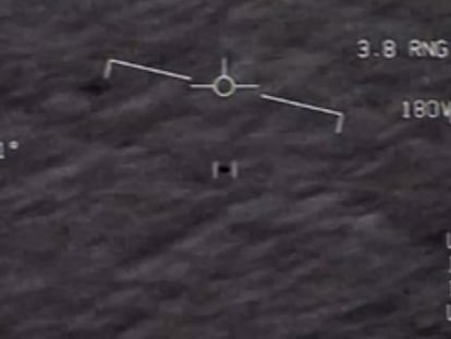 Imagen de un fenómeno aéreo no identificado captado el 28 de abril de 2020 y desclasificado por el Departamento de Defensa.