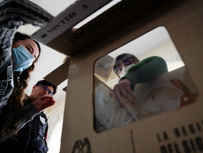 Trabajadores electorales cuentan votos durante la primera vuelta de las elecciones presidenciales, en Bogotá.