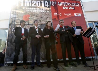 Pilar Manj&oacute;n interviene en el acto de recuerdo a las v&iacute;ctimas del 11-M en Atocha acompa&ntilde;ada por representantes de los sindicatos, la uni&oacute;n de actores y de la federaci&oacute;n auton&oacute;mica de v&iacute;ctimas del terrorismo. 