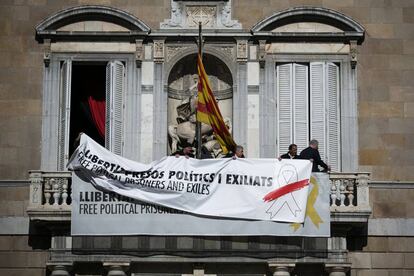 El presidente de la Generalitat, Quim Torra, ha cambiado esta mañana la pancarta con el lazo amarillo que lucía en el Palau de la Generalitat por otra con el lema "Libertad presos políticos y exiliados", en catalán y en inglés, y un lazo blanco.