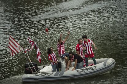 Aficionas del Athletic en el rio nervión