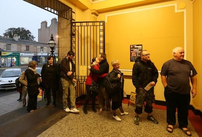 Cotantes esperan su turno en un colegio electoral en Edimburgo