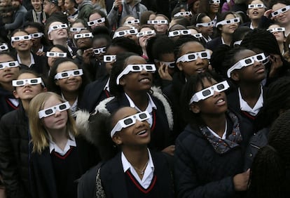 Un grupo de estudiantes se protege con gafas especiales para ver el fenómeno en Londres (Inglaterra).