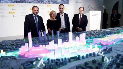 La alcaldesa de Madrid, Manuela Carmena, y el ministro de Fomento, José Luis Ábalos, durante la presentación de la maqueta del proyecto Madrid Nuevo Norte.