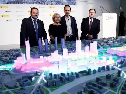 La alcaldesa de Madrid, Manuela Carmena, y el ministro de Fomento, José Luis Ábalos, durante la presentación de la maqueta del proyecto Madrid Nuevo Norte.