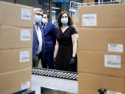 La presidenta de la Comunidad de Madrid, Isabel Díaz Ayuso, durante su visita a las instalaciones de la empresa de distribución de medicamentos Cofares, en Móstoles.