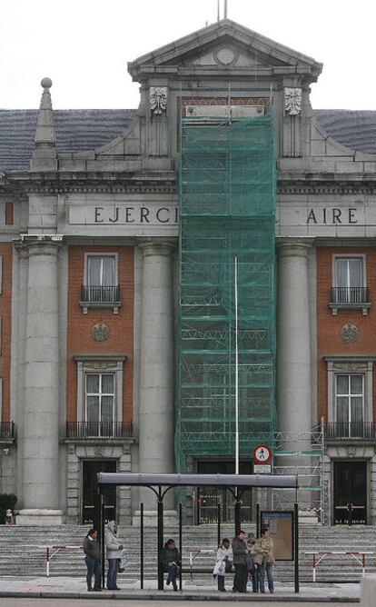 Andamio colocado para tapar la placa de Francisco Franco en la fachada del Museo del Ejercito del Aire.