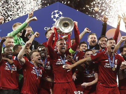 Los jugadores del Liverpool celebran el triunfo en la final de la Champions League de 2019.