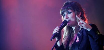 La cantante Rozalén durante su actuación en el concierto 'Por ellas'.