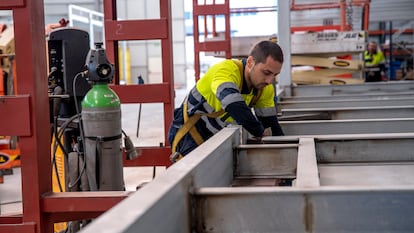 Un empleado de una fábrica de casas prefabricadas en Toledo trabaja en la estructura de una de las viviendas, este miércoles.