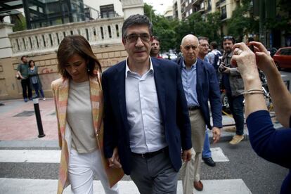 Patxi López a su llegada a la sede del partido en la calle Ferraz.