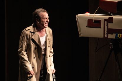 Daniel Giménez Cacho, interpretando el papel de Howard Beale, durante la puesta en escena de NETWORK, en el Teatro Insurgentes.