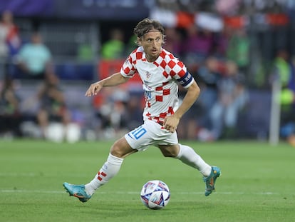 Modric controla el balón durante el partido de semifinales de la Liga de las Naciones entre Croacia y Países Bajos el miércoles en Róterdam.