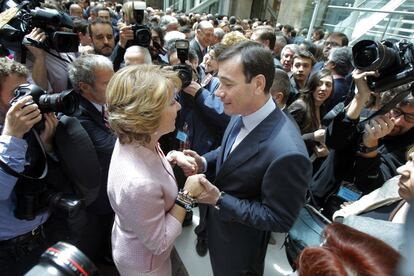 Esperanza Aguirre saluda a Tomás Gómez, líder de los socialistas madrileños, durante la recepción oficial del Dos de Mayo.
