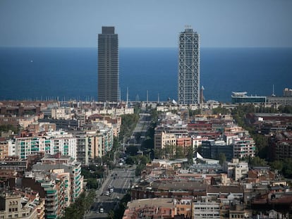 Vista panoràmica de Barcelona des de la basílica de la Sagrada Família. 