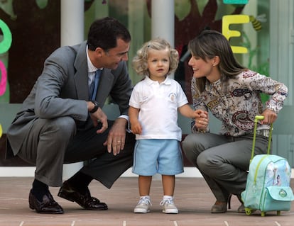 Además de los actos oficiales, a lo largo de los años los príncipes de Asturias mostraron estampas más familiares como esta, acompañando a la infanta Leonor en uno de sus primeros días en la Escuela Infantil de la Guardia Real, el 5 de septiembre de 2007.