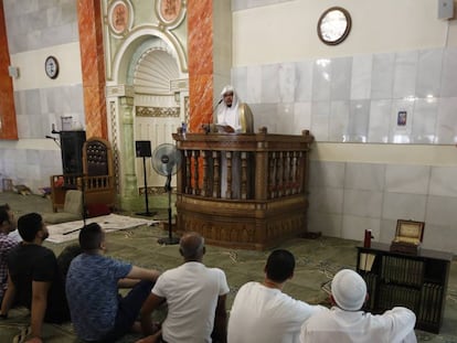 Rezo del Viernes en la Mezquita de la M-30 de Madrid. 