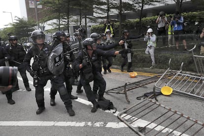 La policía emplea espray de gas pimienta contra los manifestantes, hoy en Hong Kong. En un comunicado, la policía aseguró que los manifestantes utilizaron “un alto grado de violencia y han cargado repetidamente contra los agentes".