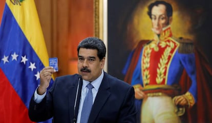 Nicolás Maduro con una copia de la Constitución venezolana, el 9 de enero de 2019 en Caracas.