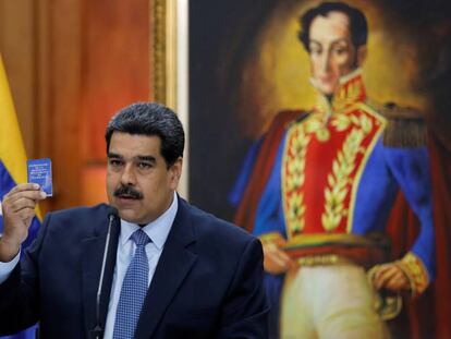 Nicolás Maduro con una copia de la Constitución venezolana, el 9 de enero de 2019 en Caracas.