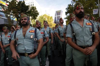 Gran parte de las personas que han acudido a ver el desfile portaban banderas españolas, y en la fachada de un edificio situado detrás de la tribuna de los Reyes, junto a la enseña nacional se había colgado una pancarta en la que se leía 'Cataluña siempre España'. En la imagen, un grupo de legionarios.