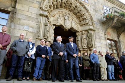 El rector de la Universidad de Santiago de Compostela, Juan Viaño, y el alcalde de Santiago, Martiño Noriega, han encabezado el minuto de silencio delante del rectorado Compostelano para mostrar la repulsa de los atentados en París.