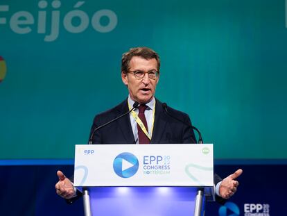 El presidente del Partido Popular, Alberto Núñez Feijóo, en su intervención en el congreso del Partido Popular Europeo que se celebra en Róterdam (Países Bajos), este miércoles.