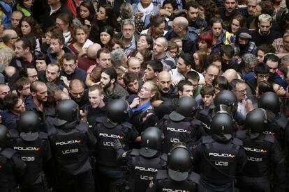 Policías y manifestantes durante la jornada del referéndum catalán.