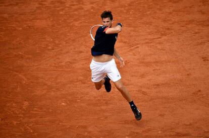 Dominic Thiem, em um momento da partida do final. Em maio, o austríaco de 24 anos e atual oitavo melhor tenista do mundo vencera Nadal nas quartas-de-final do Masters 1000 de Madri