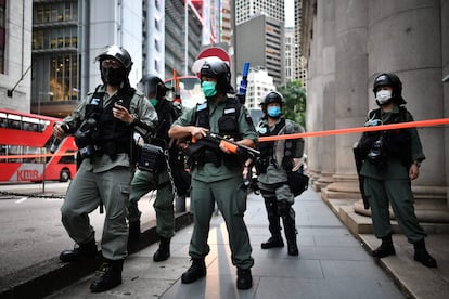 Policías antidisturbios patrullan el distrito Central de Hong Kong el pasado día 9.