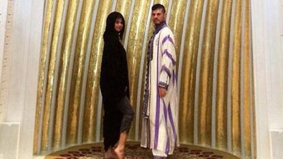 Selana Gómez descalza en la Gran Mezquita de Abu Dahbi.